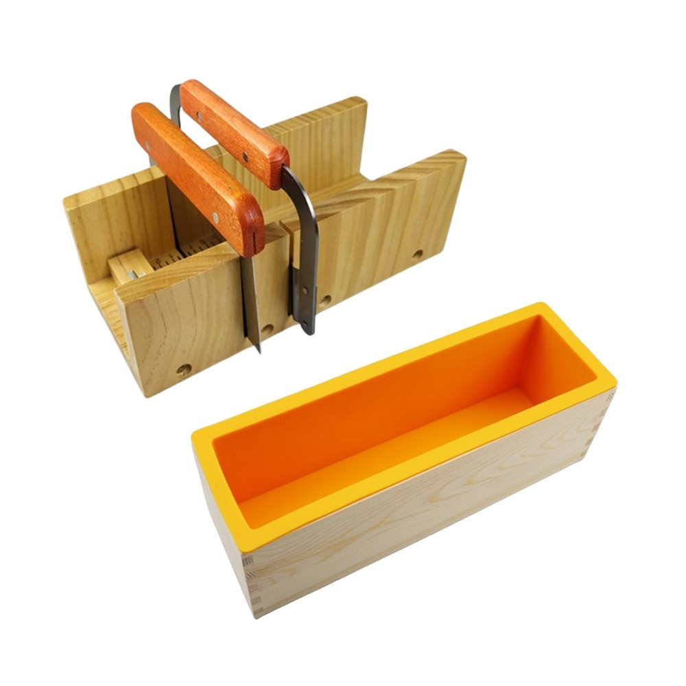 Caja de madera con molde interior amarillo.