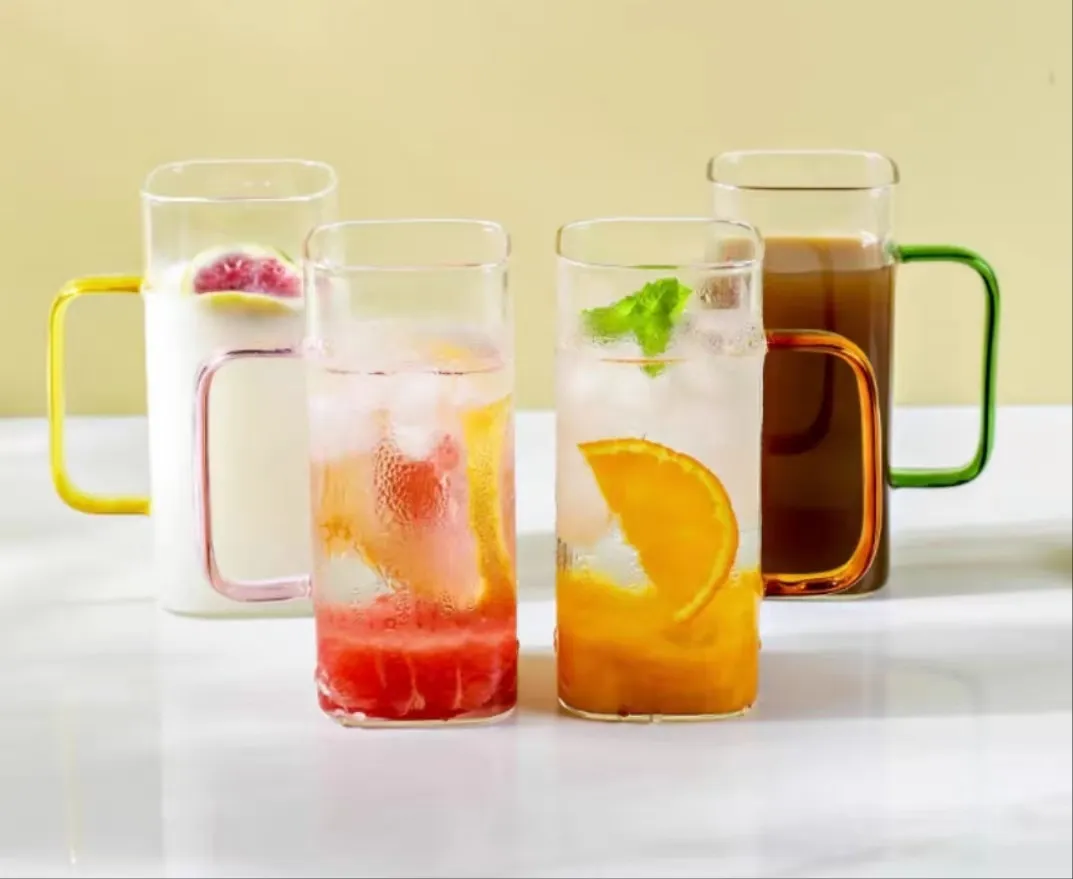 Square tumbler with straw, handle and bamboo lid. High borosilicate glass for coffee, juice, milk, water, tea, beer