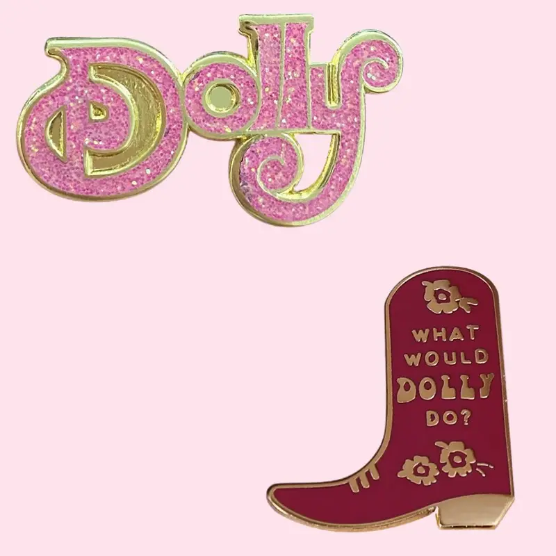 Bir ruhlu Homage pin kadın şarkıcı WWDD ne yapiyor Dolly Do pin ülke Dolly Parton müzik botları emaye pimleri mizah rozetleri hediyeler