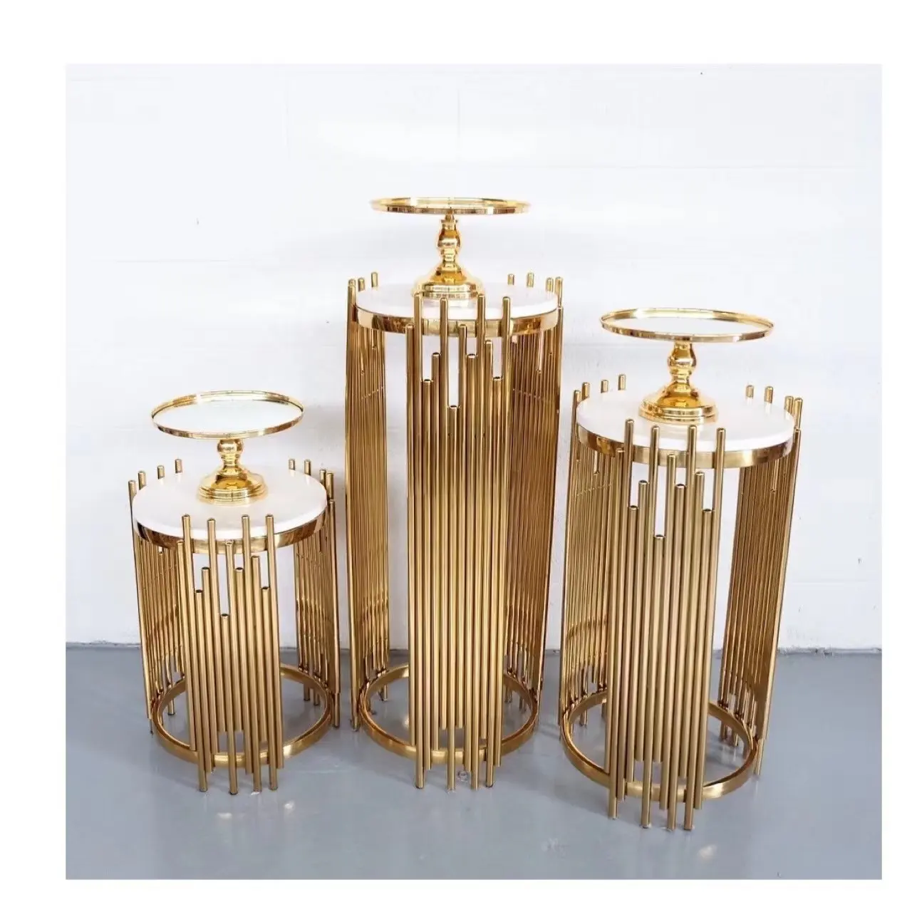 Suministros de fiesta holesale, pedestal cilíndrico de pedestal para pastel con pilares de metal dorado para decoración de bodas