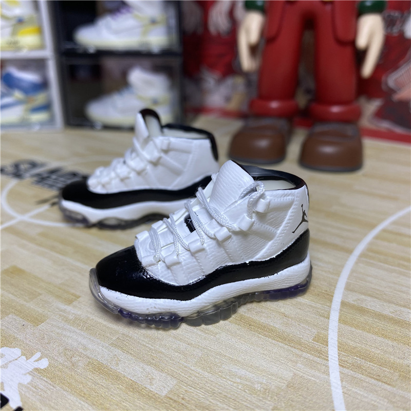 11 paia di scarpe classiche in bianco e nero-nude