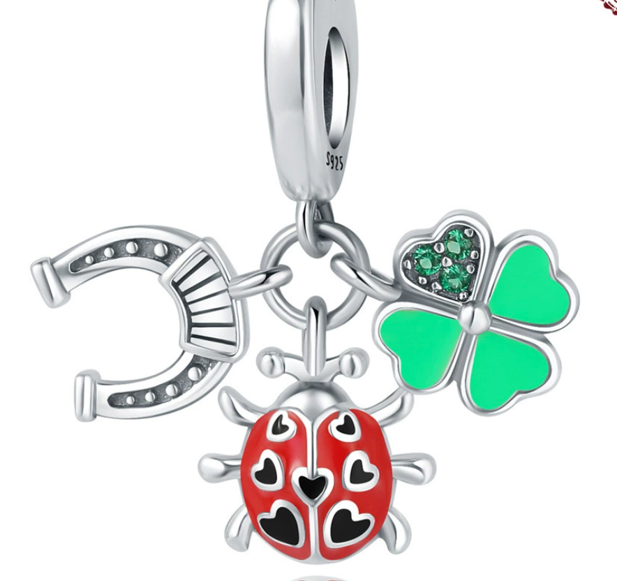 Pendentif trèfle à quatre feuilles coccinelle fer à cheval 0039
