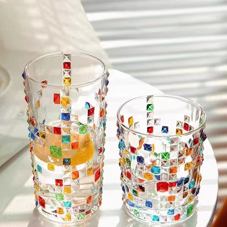 Taza pintada a mano con piedras preciosas de niña alta y colorida