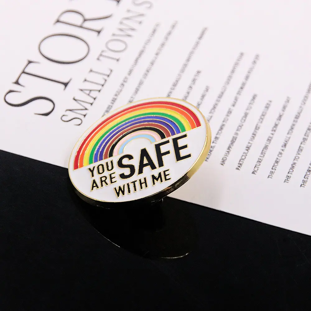2024 produk baru pakaian kustom dalam stok LGBT Pride pelangi pin Enamel keras dengan kartu dukungan