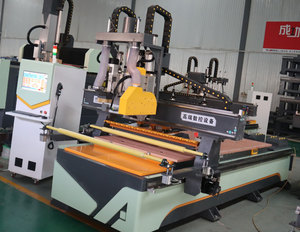 Automatisches Laden Entladen 3-Achsen-CNC-Fräser-Schneidemaschine mit vier Spindeln für die Herstellung von Holz-und Küchen schrank türen - Product Image 1