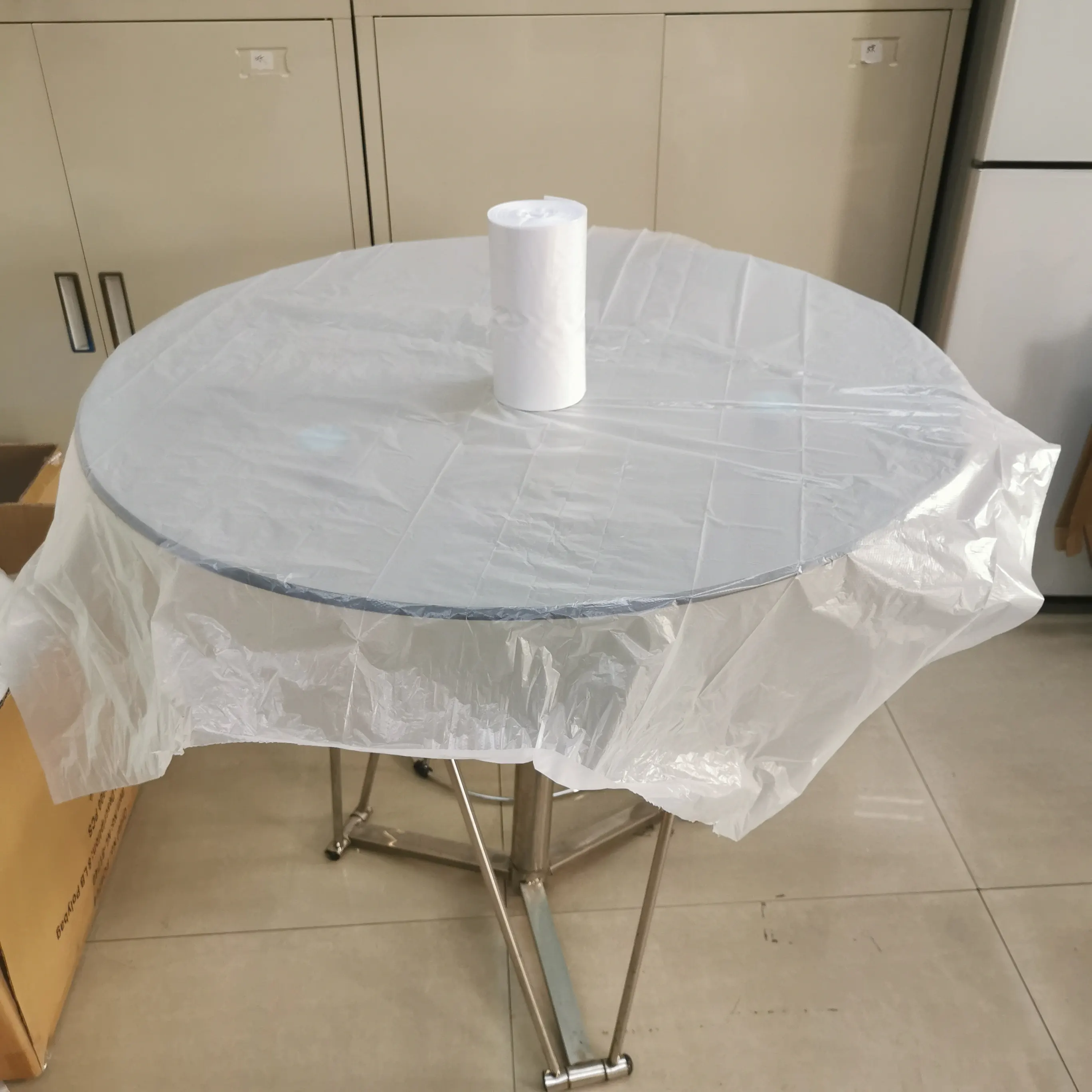 Özelleştirilmiş su geçirmez tek kullanımlık plastik masa örtüsü/kapak/örtüsü rulo kare şekli
