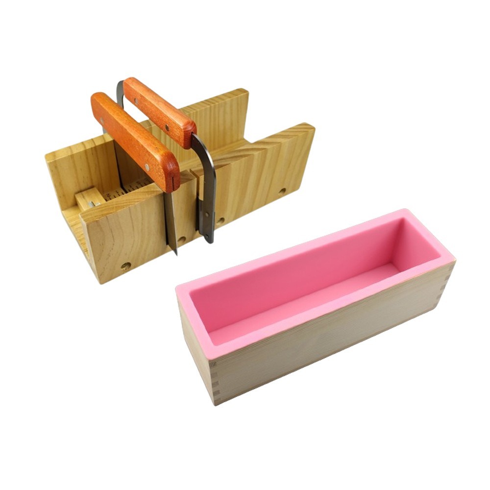Caja de madera con molde interior rosa.