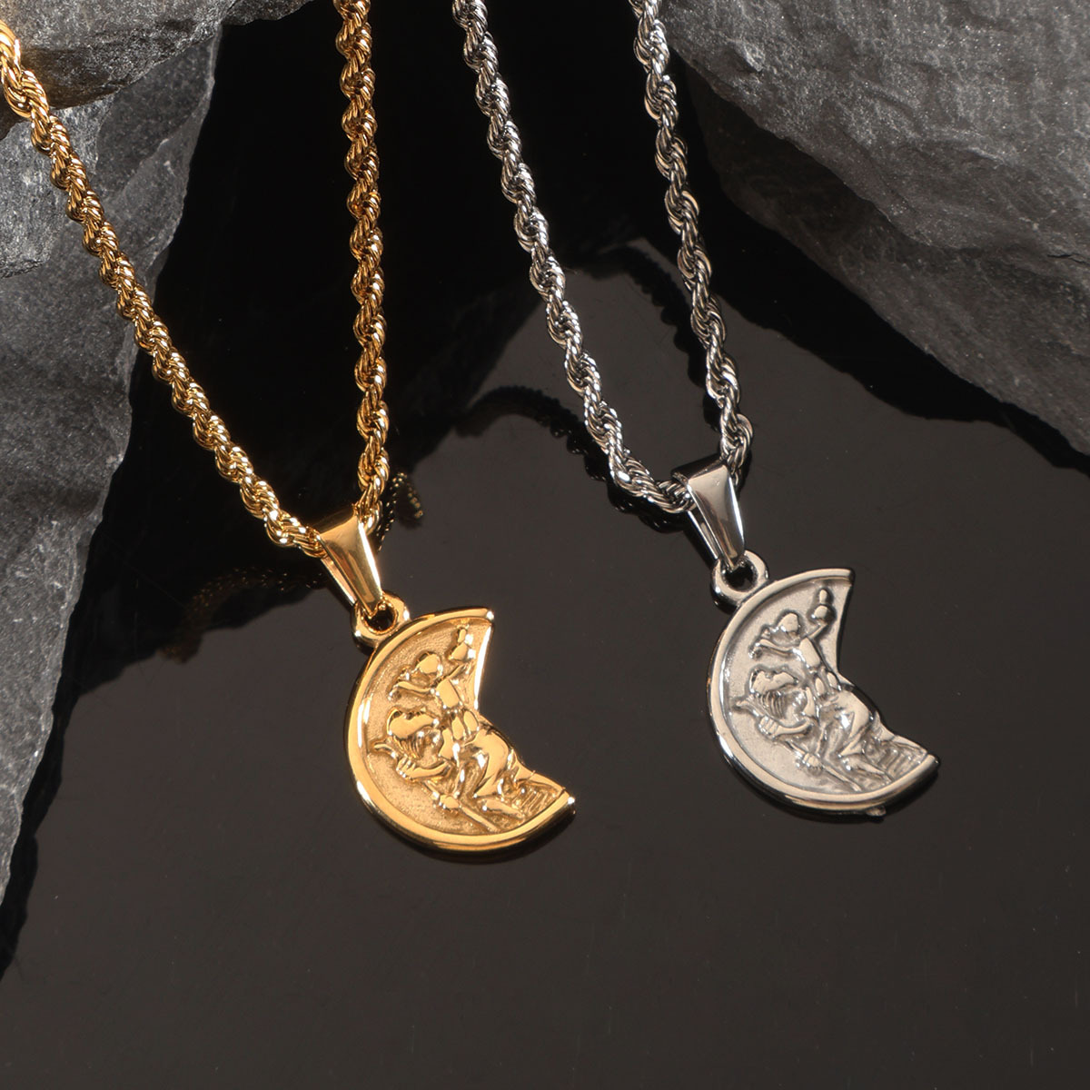 Pendentif Saint-Croix avec chaîne en corde