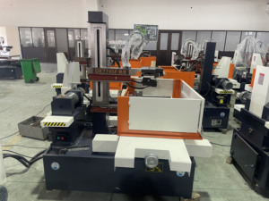 เครื่องตัดลวด CNC 5แกนประหยัด DK7735เครื่องตัดโลหะชุด DK77ความเร็วสูงพร้อมมอเตอร์หลักและส่วนประกอบ PLC - Product Image 3