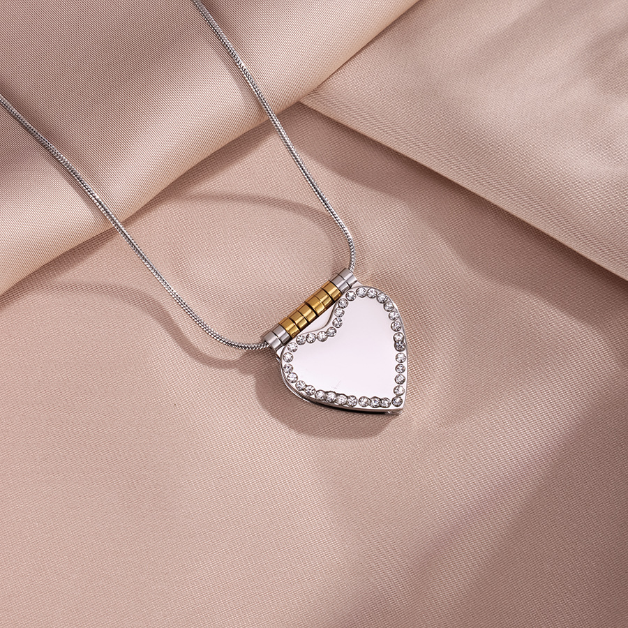 Or intermédiaire plein de diamants