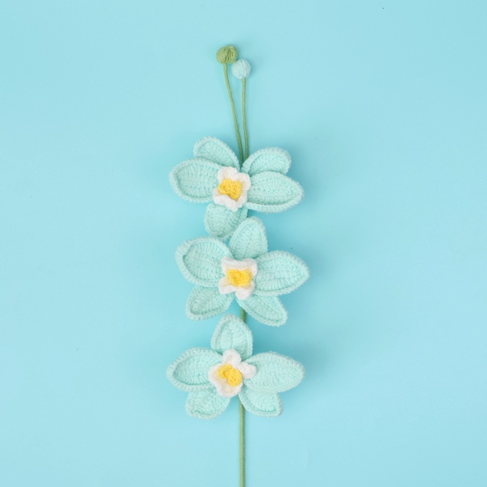 Tre rami di orchidea blu con farfalle