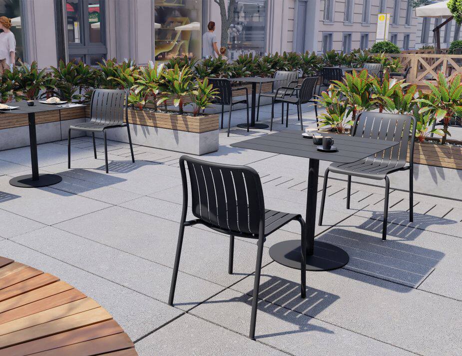 Table carrée avec 1+2 chaises sans accoudoirs en fer