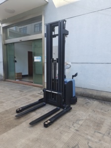 Shuncha工場直販フル電動スタッカー1T 1.5T 2TストラドルスタッカーCE付き - Product Image 6