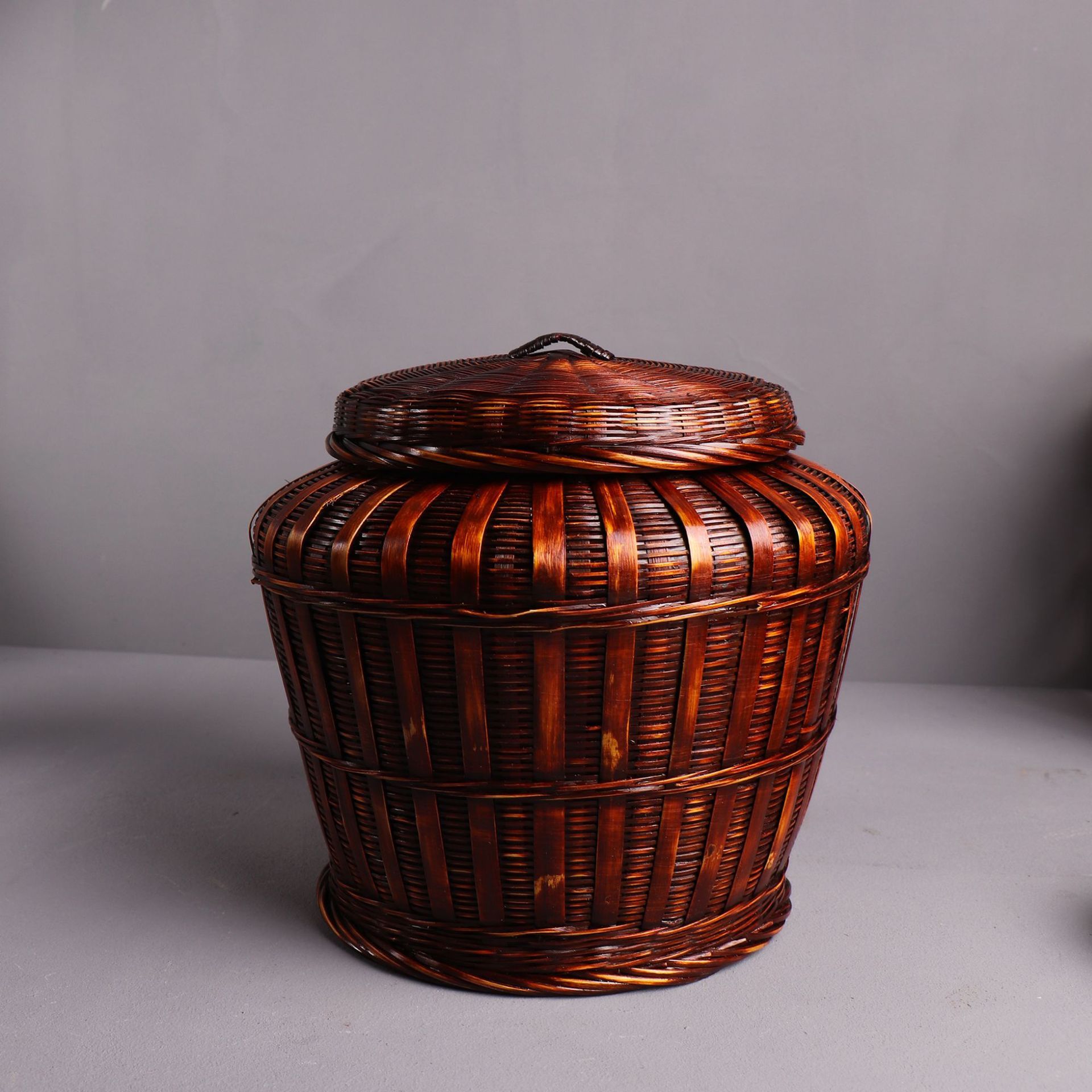 The cylindrical storage unit measures approximately 21*16*24 cm.