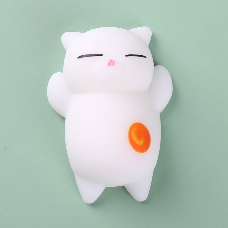 Gato blanco con punto amarillo.