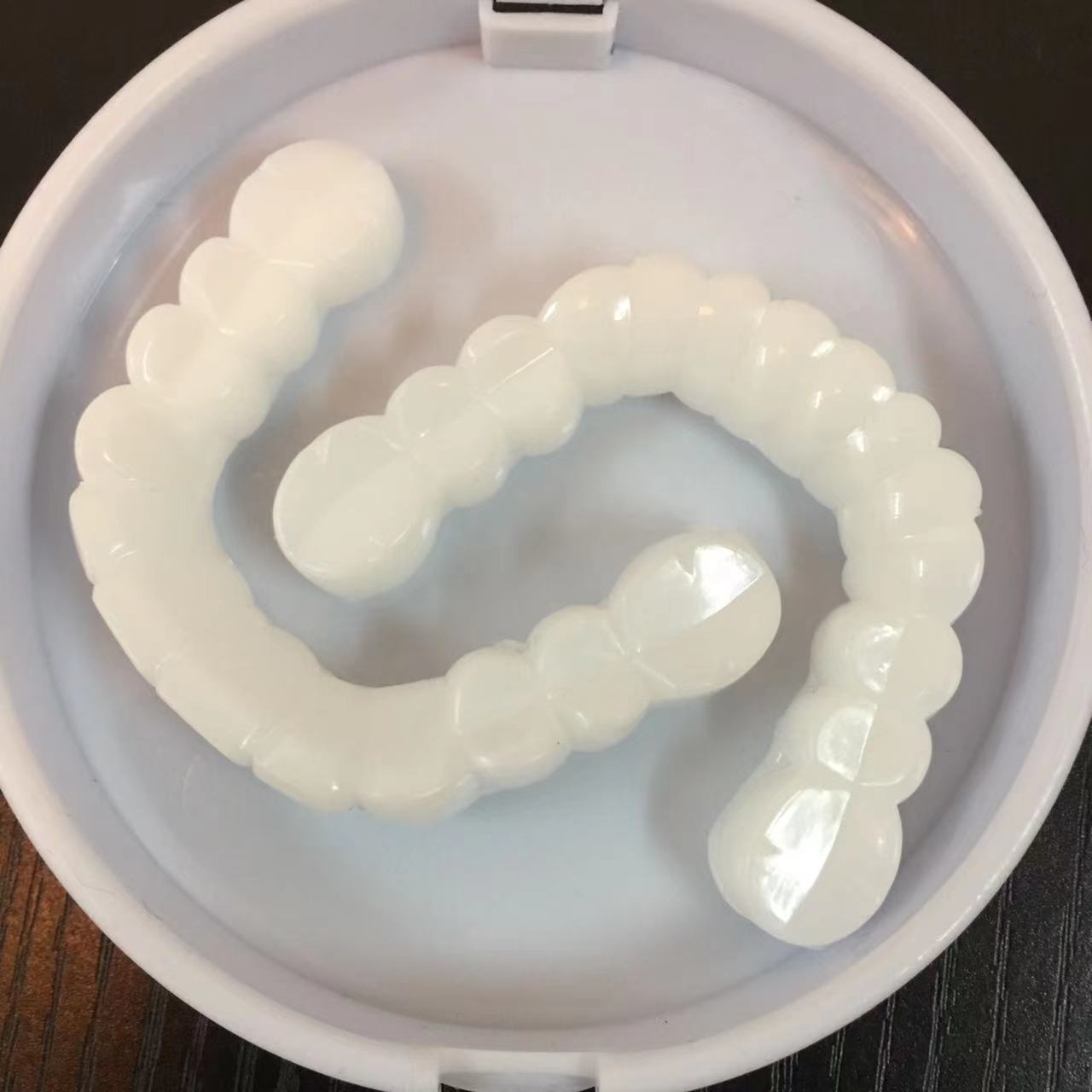 Dents supérieures + inférieures dans un emballage en boîte ronde