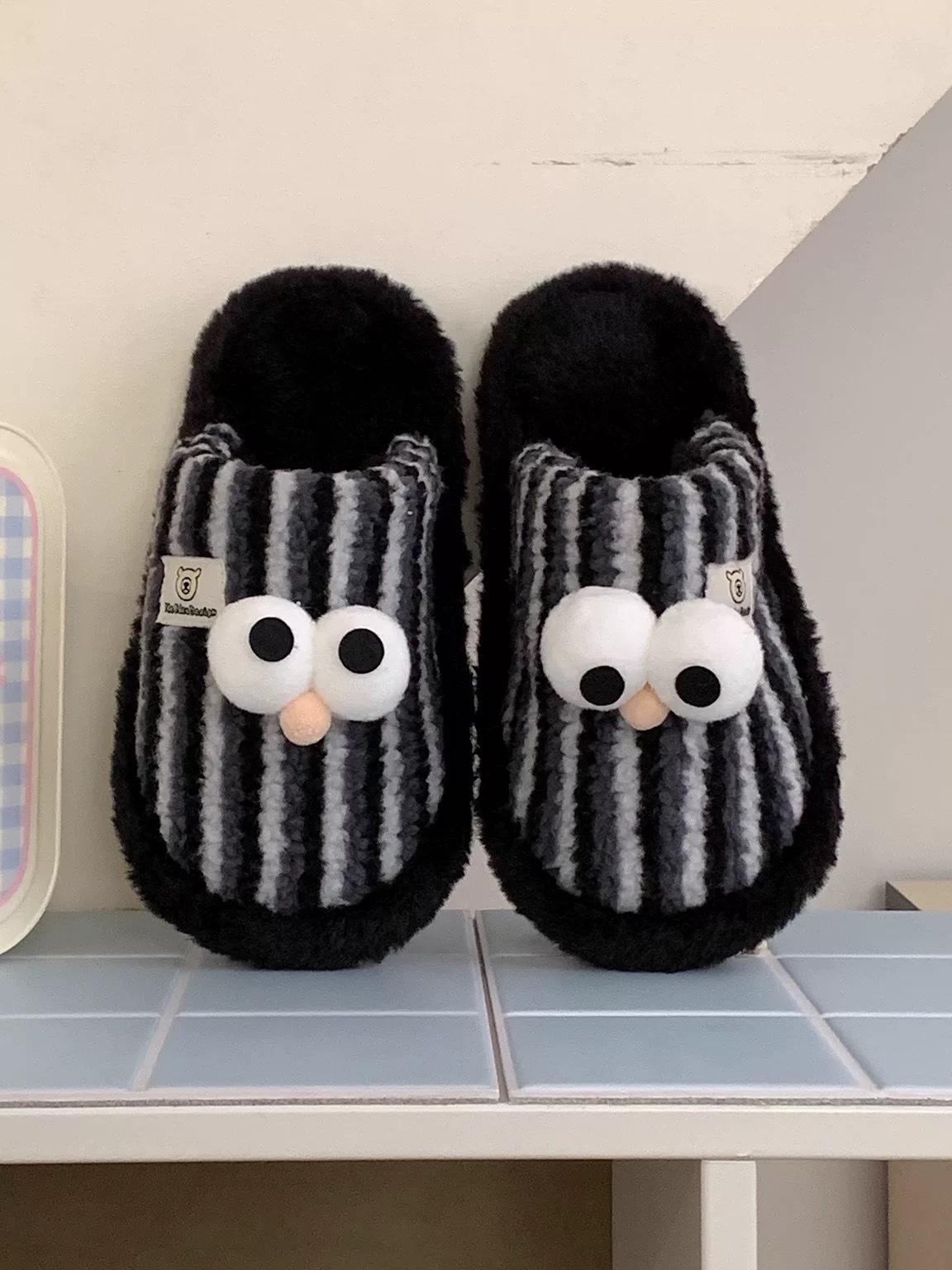 Pantoufles en coton à rayures noires, motif grands yeux amusants.