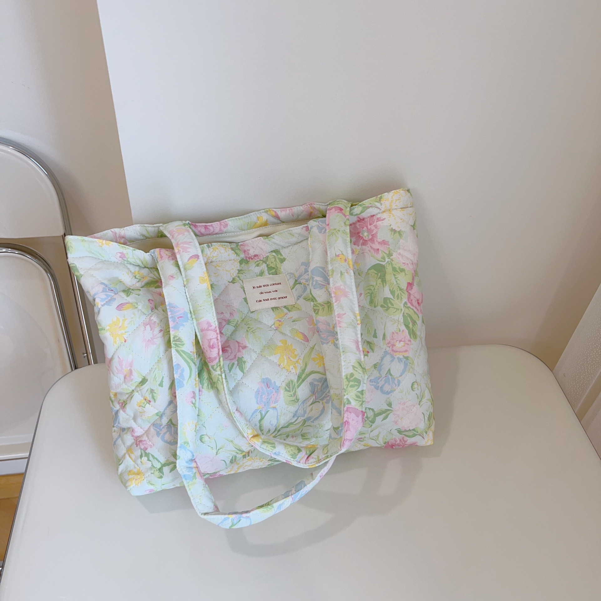 fleurs vertes et roses