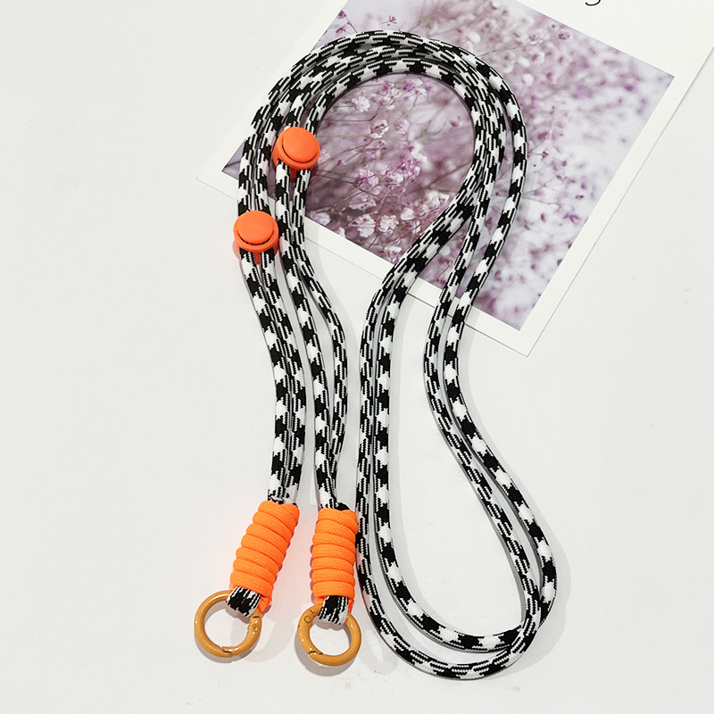 Noeud orange à carreaux noirs et blancs
