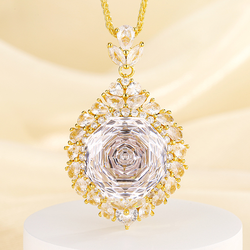 Pendentif en or blanc et diamants avec chaîne Chopin
