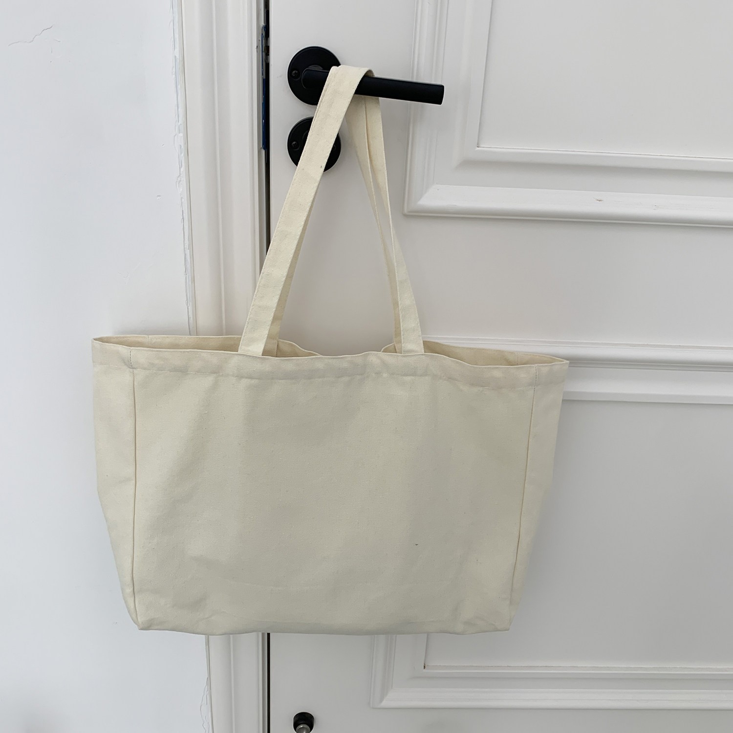 Correa de arroz beige en blanco