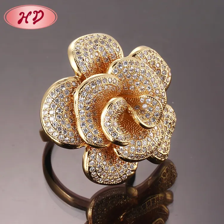 Anelli di gioielleria raffinata di nuovo Design anello da donna placcato in oro con diamante a forma di fiore