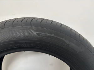 カータイヤ新着235/55R17 103V 215/45R17 91W 225/40R18 92W Pneuラジアルタイヤ