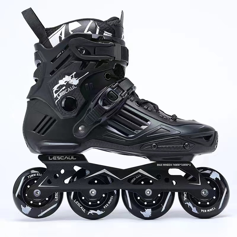 Par de zapatos totalmente negros.