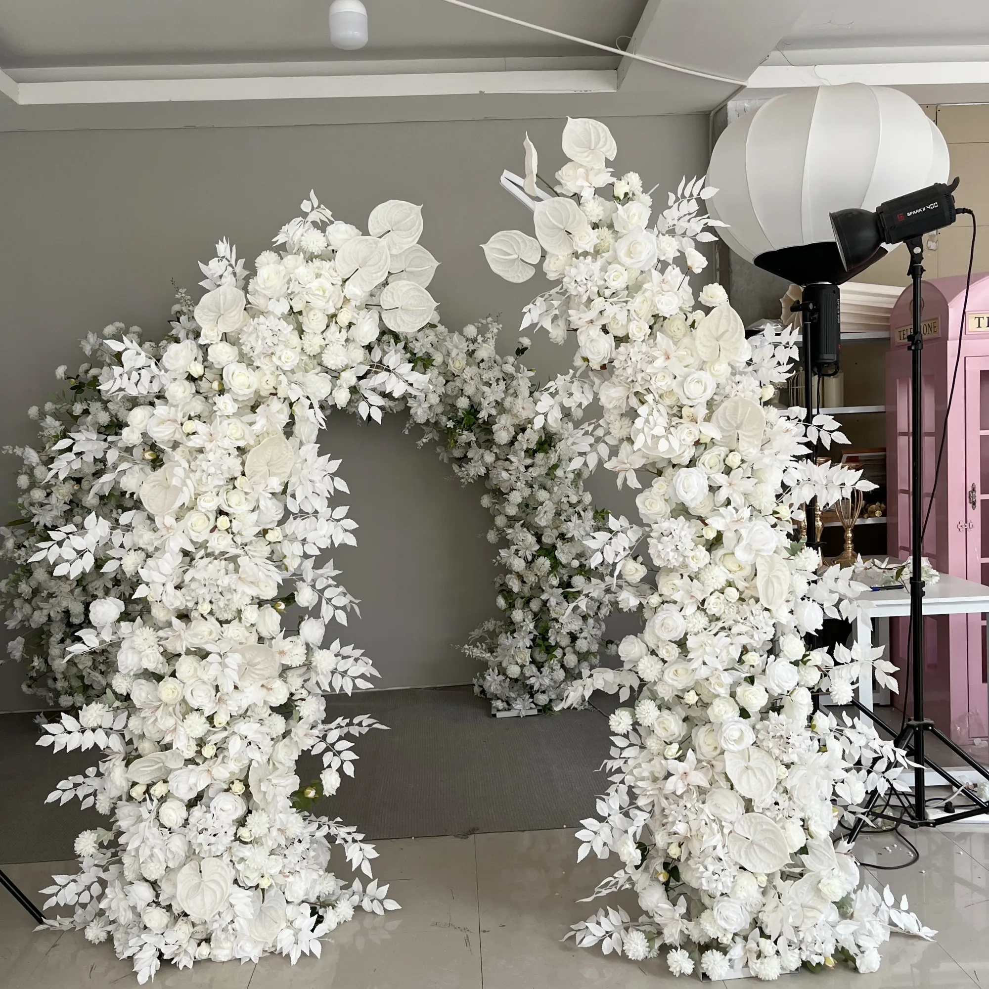 אירוע דקור פריטים סיום קישוט לבן עלה פרחים מלאכותי חתונה יום הולדת דקורטיבי מרכז חתיכה נוי קשת