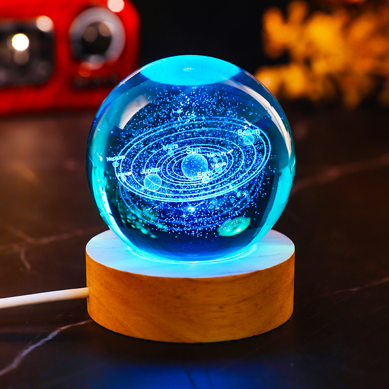 Base de luz cálida de madera maciza con diseño del sistema solar a color.