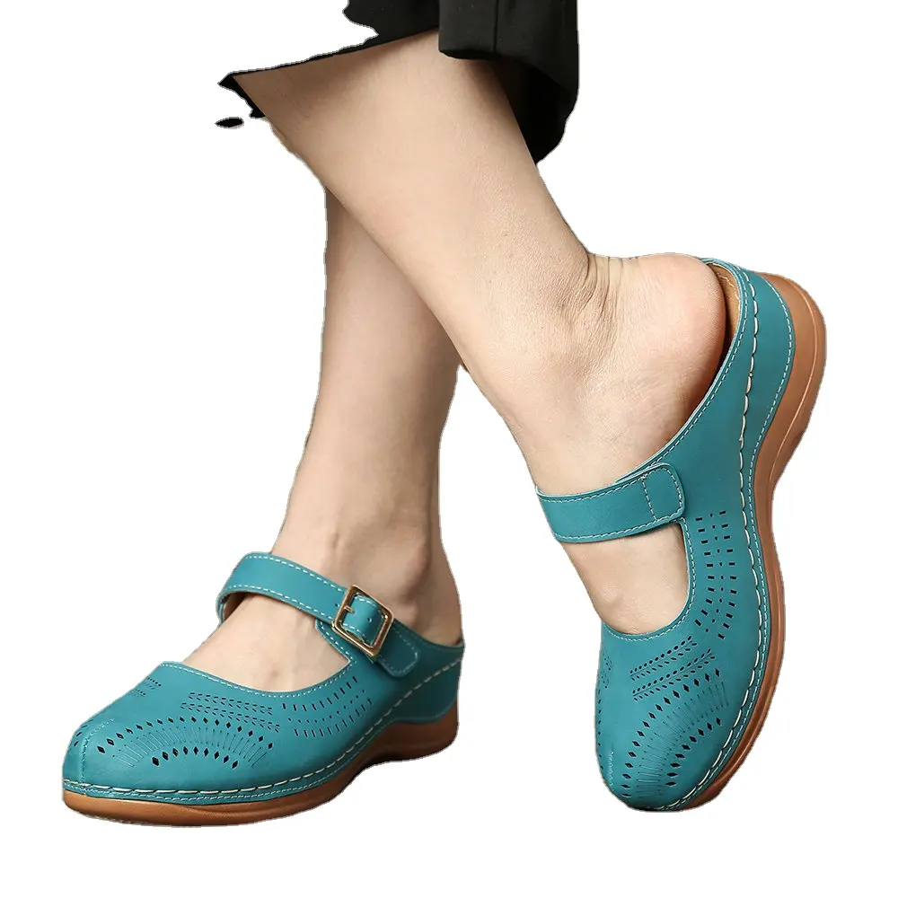 Artı boyutu tasarımcıları kapalı ayak geniş Fit deri toka katır kadın sandalet bayan ayakkabı daireler delikli