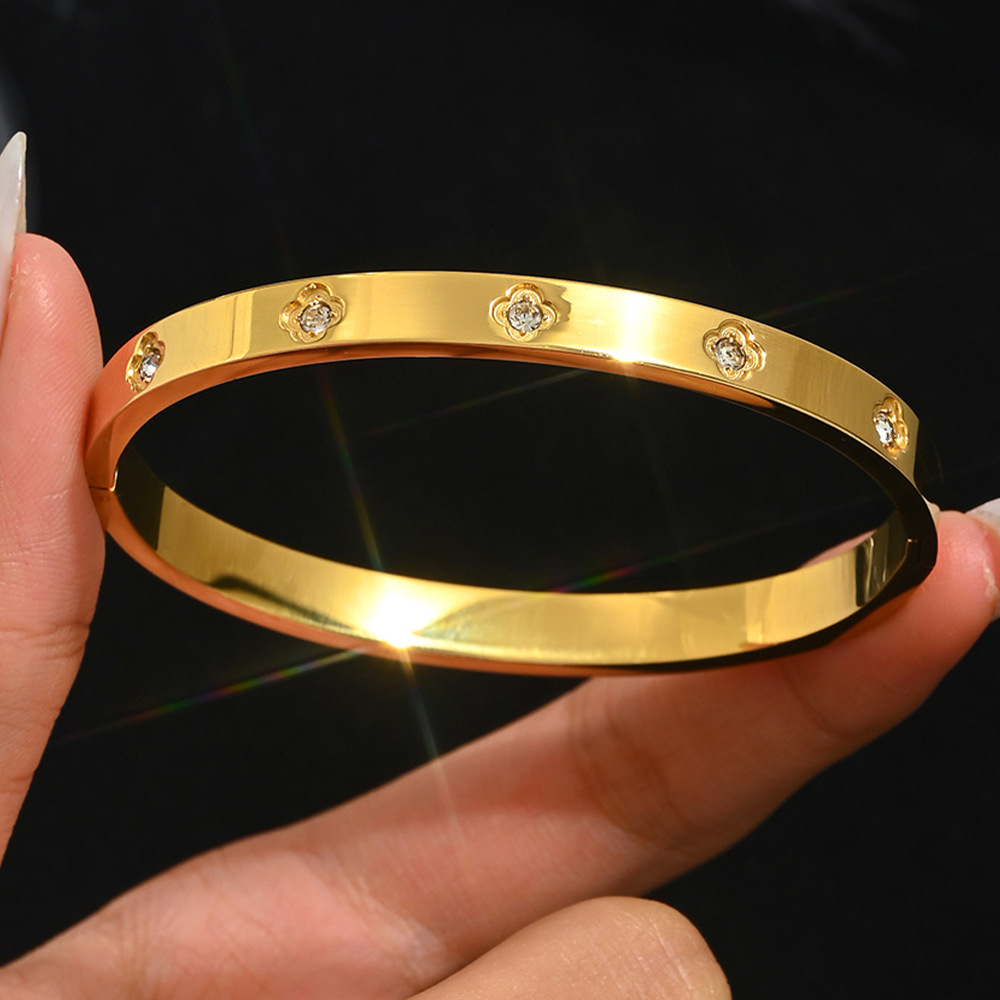 Diamante flor trébol de cuatro hojas dorado