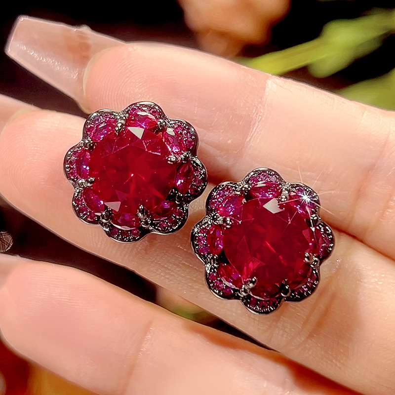 Boucles d'oreilles puces en corindon rouge et or noir