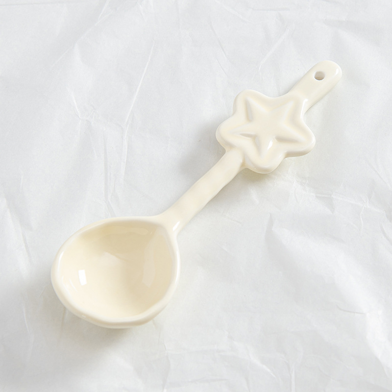 Cucchiaio beige a forma di stella
