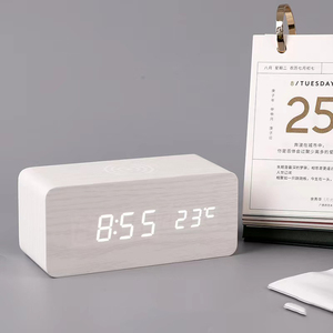 Modische Bambus-LED-Anzeige Elektronischer Wecker Nachtlicht Digitale Schreibtisch uhr mit kabellosem quadratischem Lade muster
