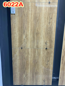 モダンな60x 60cmポリッシュウッドセラミックタイルボーダー光沢のある素朴な木目滑り止め断熱ガレージ用