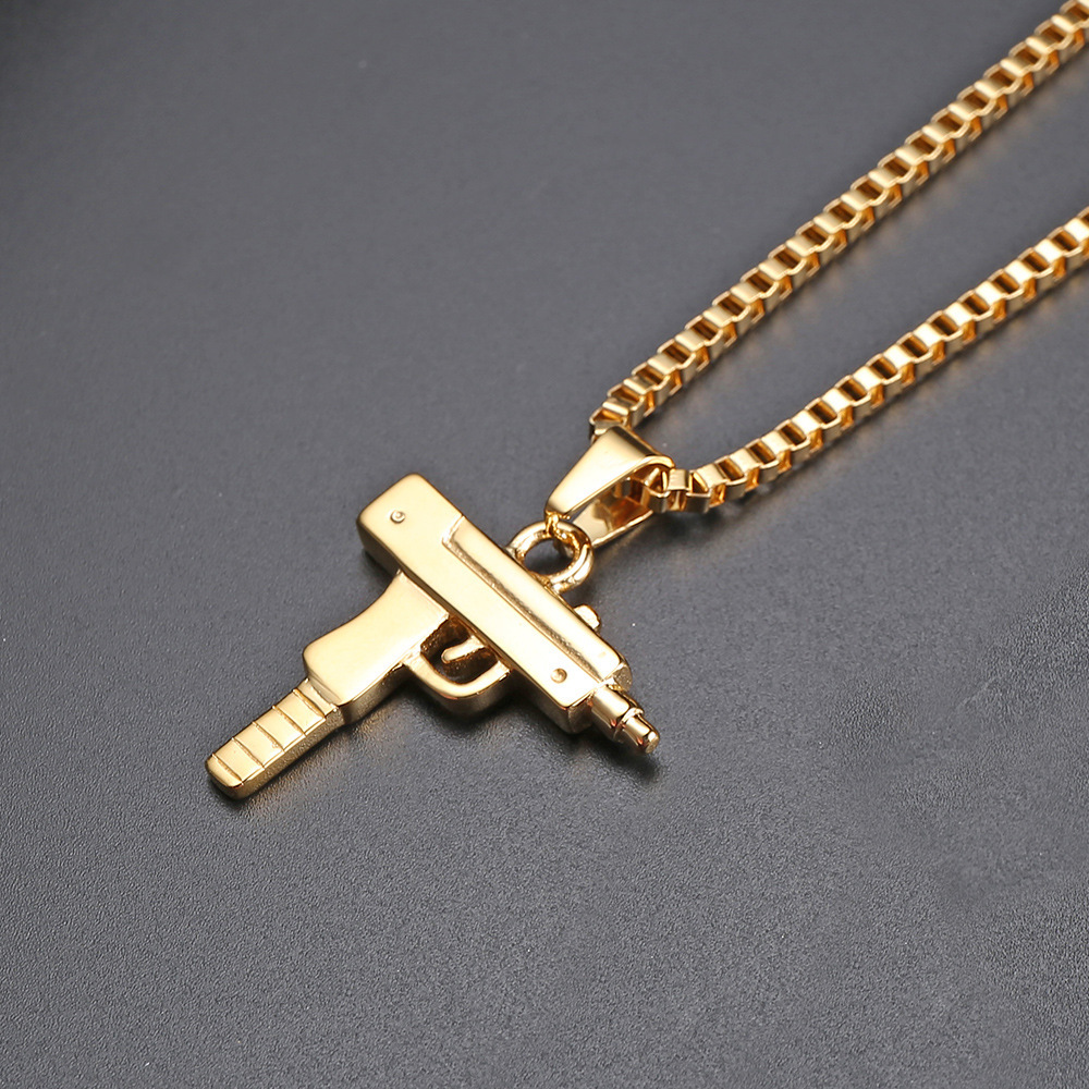 Colgante de oro con cadena de eslabones tipo "box".