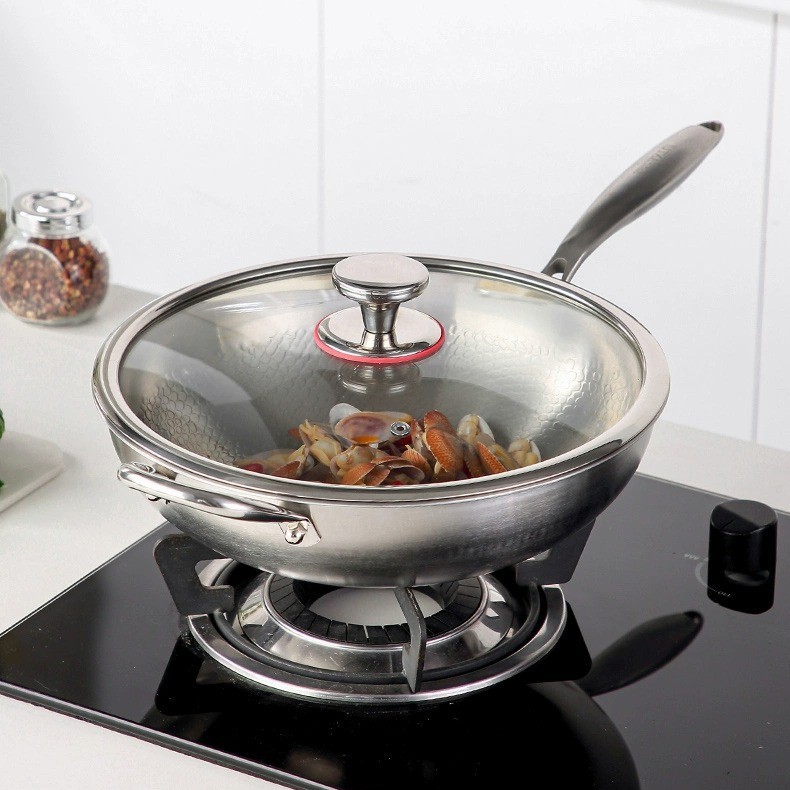 Wok à motif marteau avec couvercle et poignées latérales