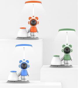 儿童宇航员台灯LED夜灯带USB充电端口笔架阅读学生宿舍小台灯 - Product Image 1