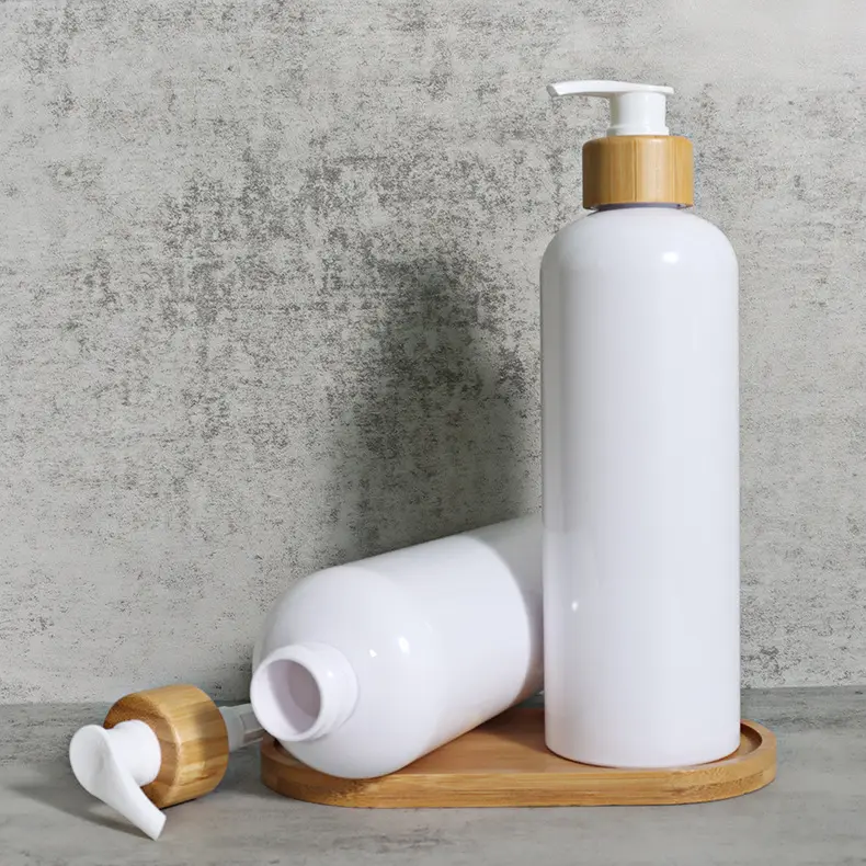 थोक 500ml 1000ml पीईटी सफेद प्लास्टिक नोक बांस लकड़ी के ढक्कन के साथ स्प्रे पंप बोतल