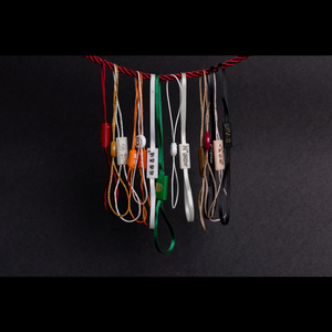 Etiquetas colgantes de plástico con logotipo en relieve de marca propia personalizada, sello de cuerda para ropa, cuerdas de etiquetas colgantes de Pvc con cuerda de nailon - Product Image 5