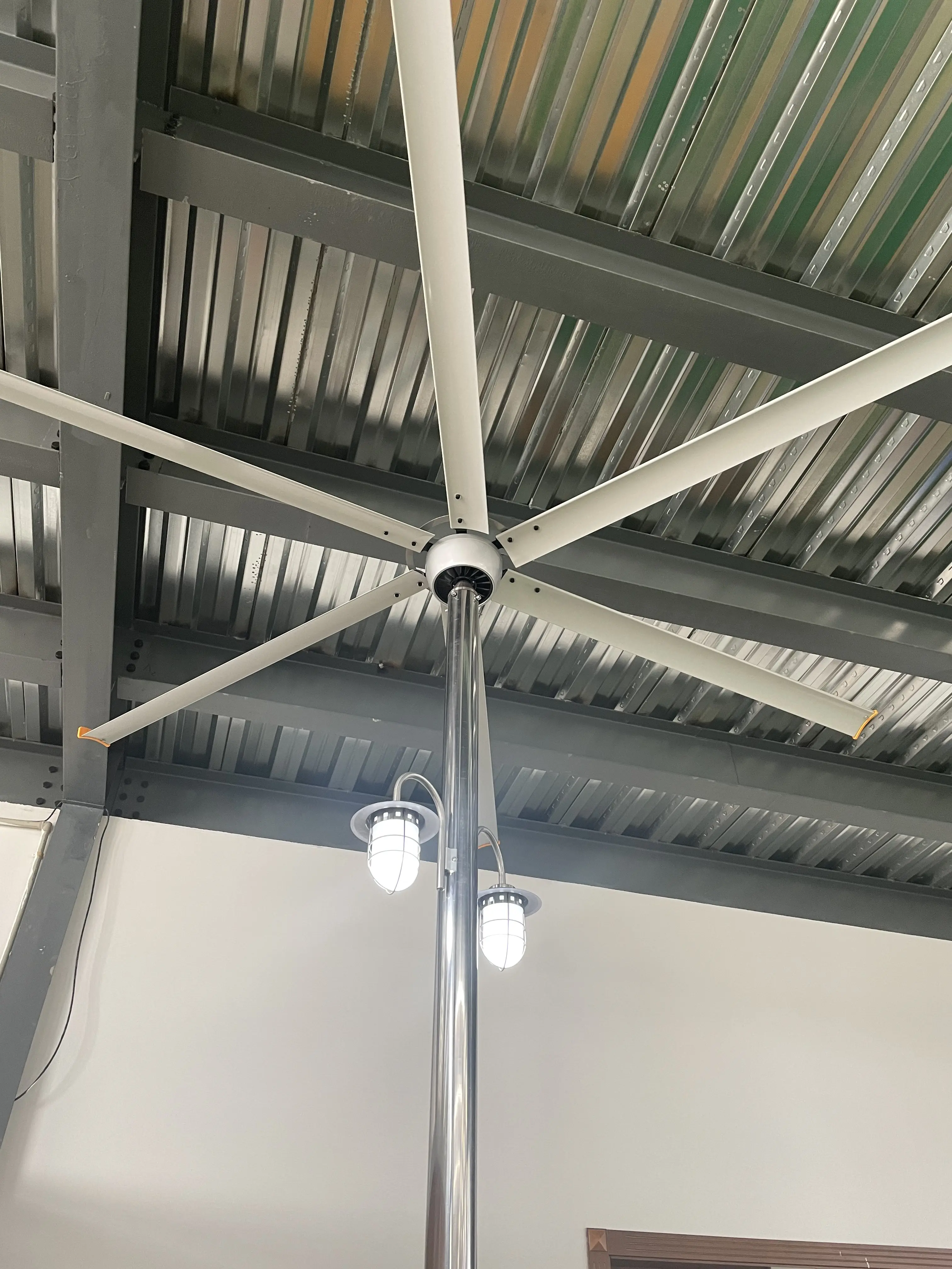 Eğlence alanı büyük rüzgar 24ft airpole fan 5 bıçaklı taşınabilir açık Hvls hayranları