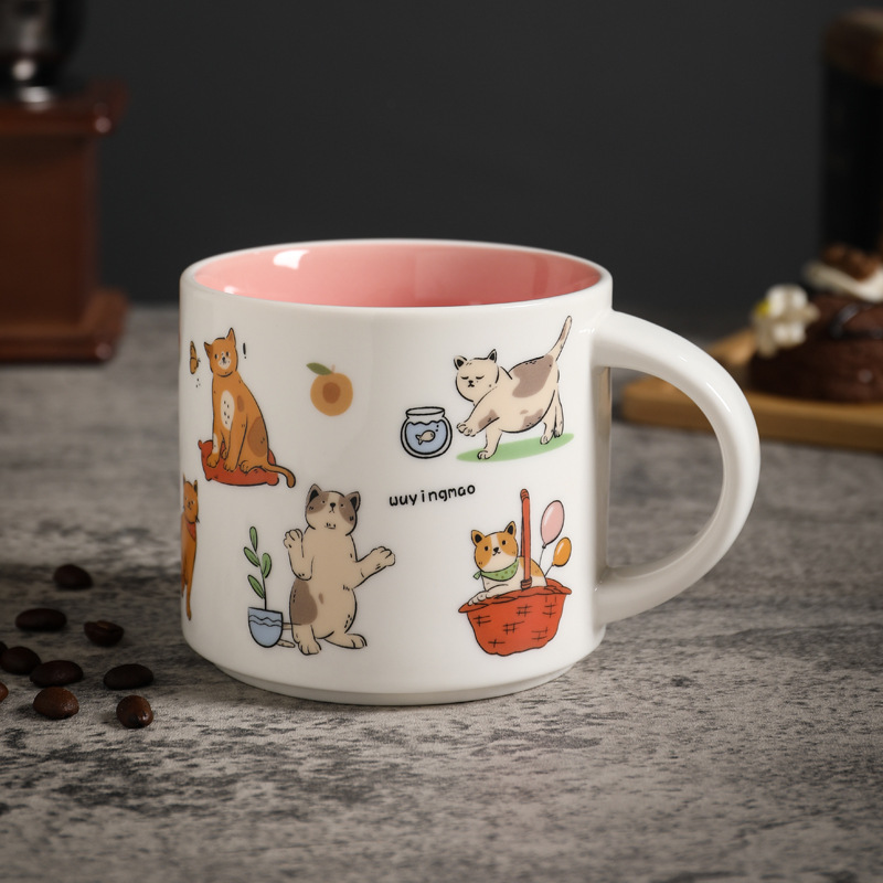 Chat à tasse unique à l'intérieur rose
