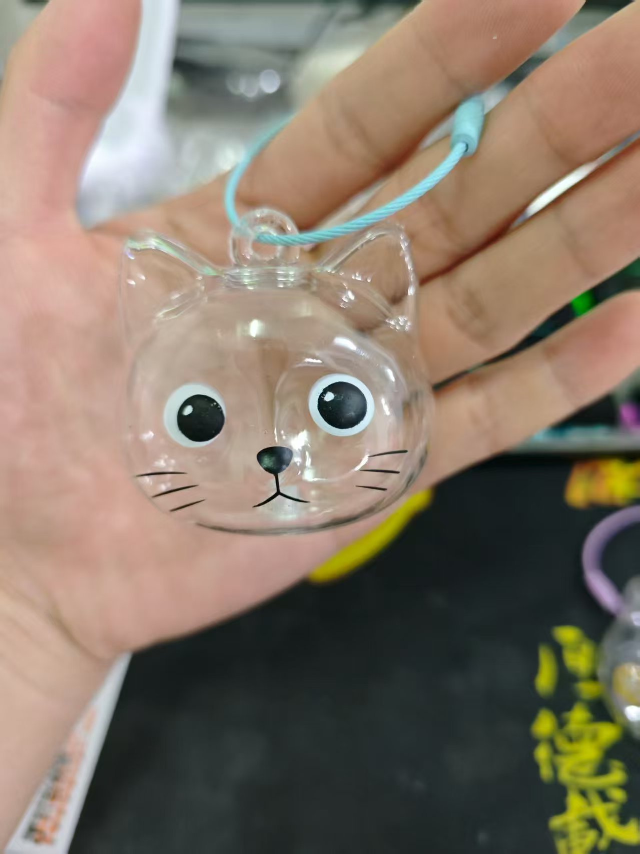 Pendentif chat mignon-globes oculaires blancs