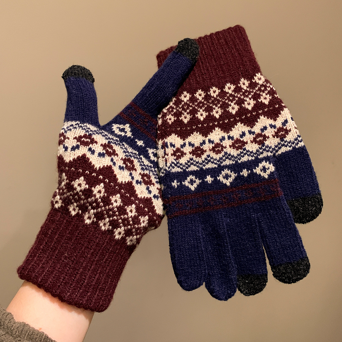 สีแดงเข้ม