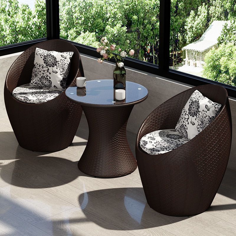 Une table et deux chaises (marron)