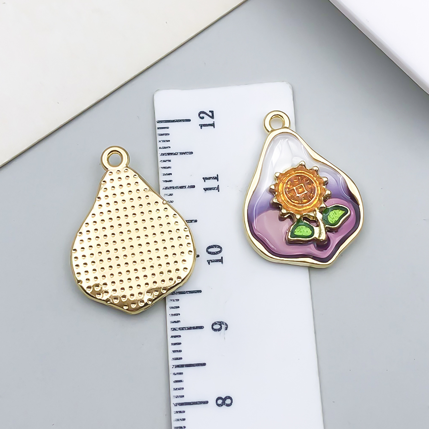 24x17mm fleur blanc-violet