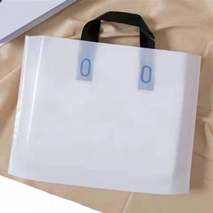 Çevre dostu özel Logo tasarım baskılı LDPE beyaz giysi ayakkabı kullanımlık promosyon poli kolu geri dönüşüm plastik alışveriş çantası - Product Image 1