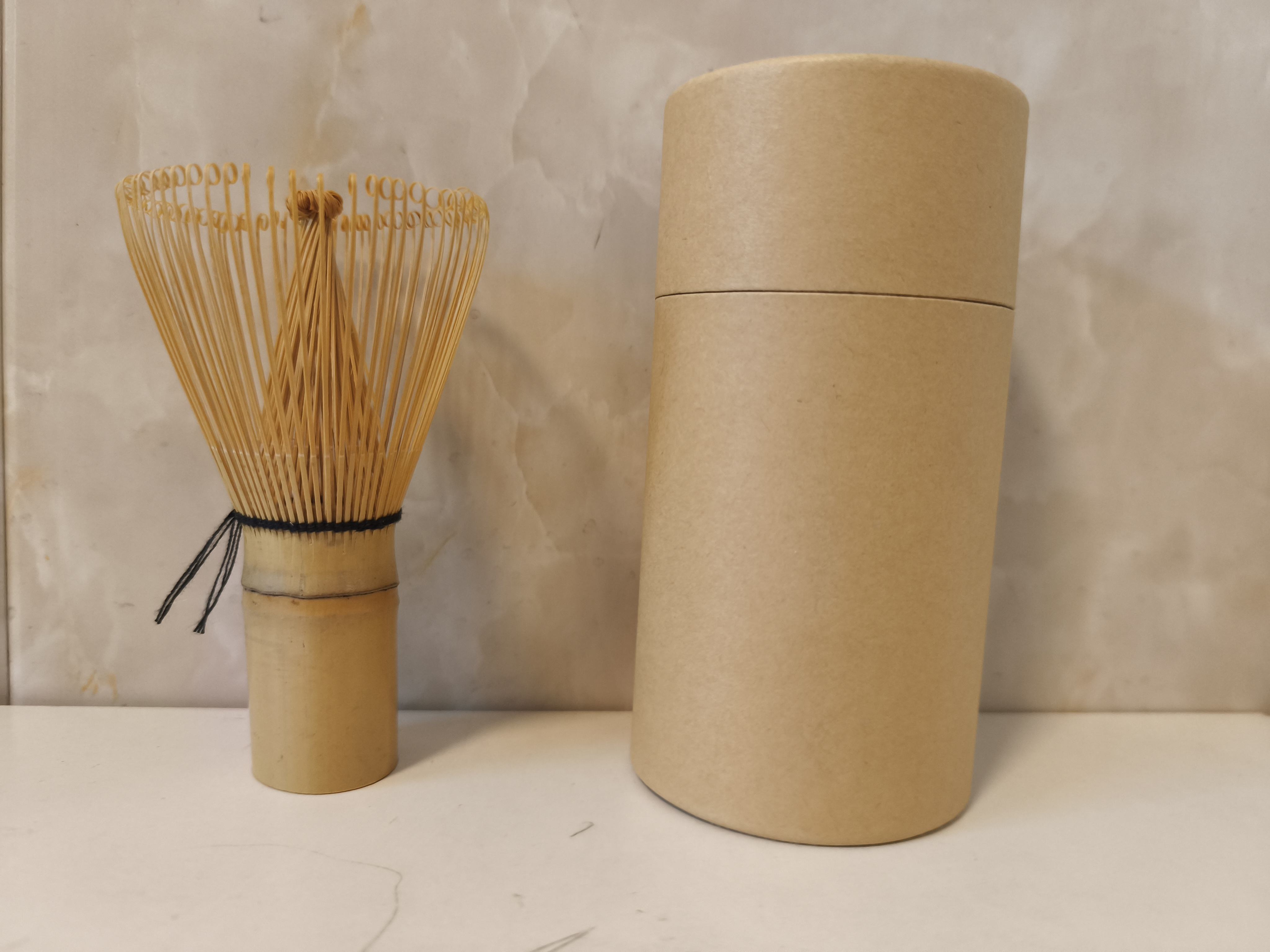 Tube de papier vierge vide