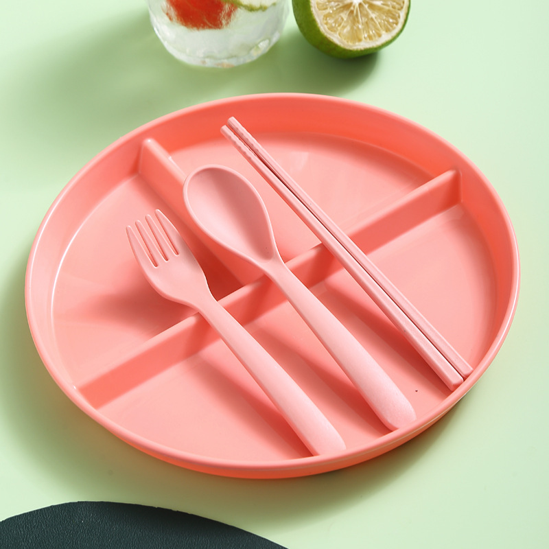 Juego de cubiertos rosa de tres piezas.
